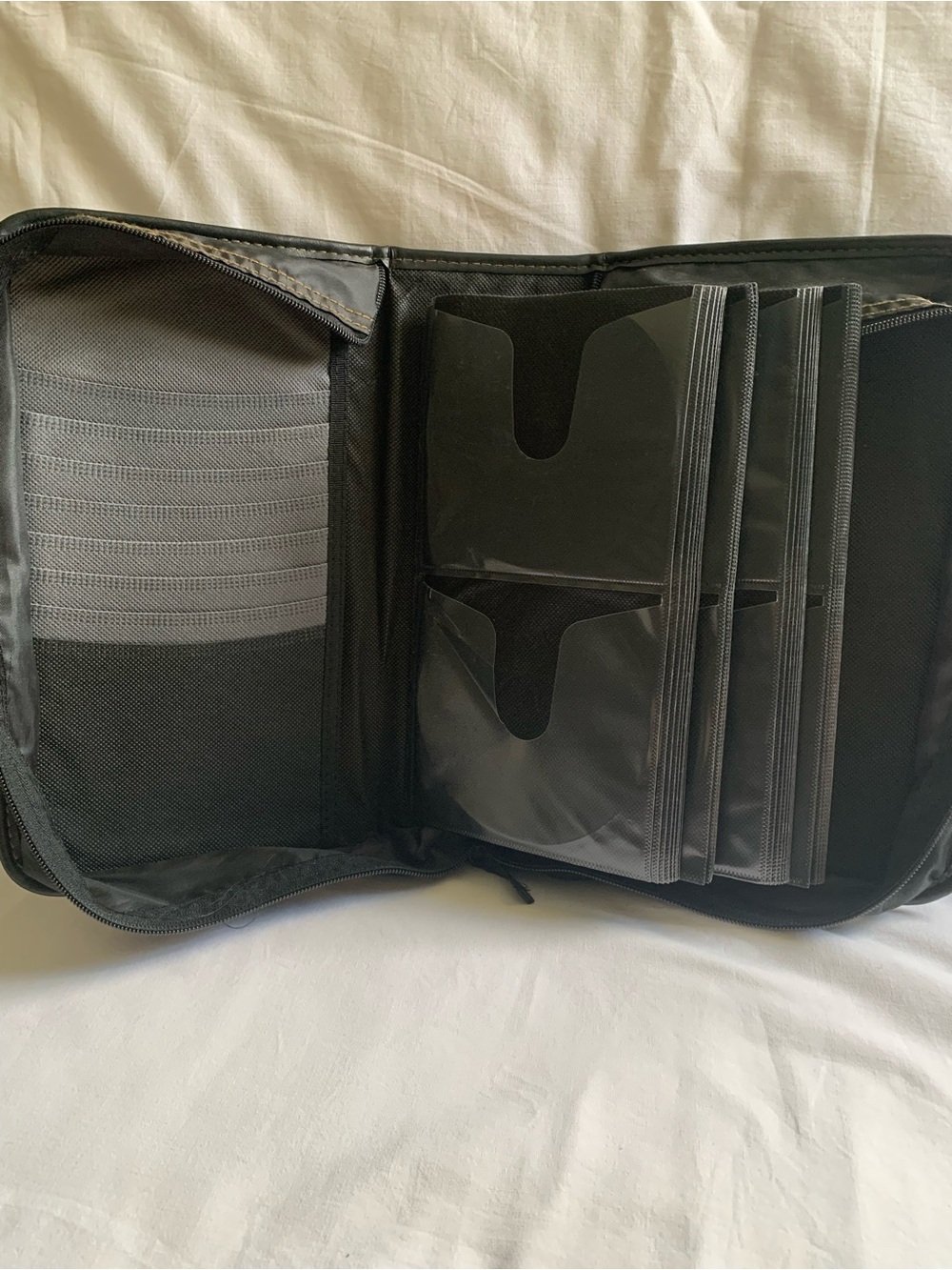 Black Case Logic 128 CD Case - Picture 2 of 6